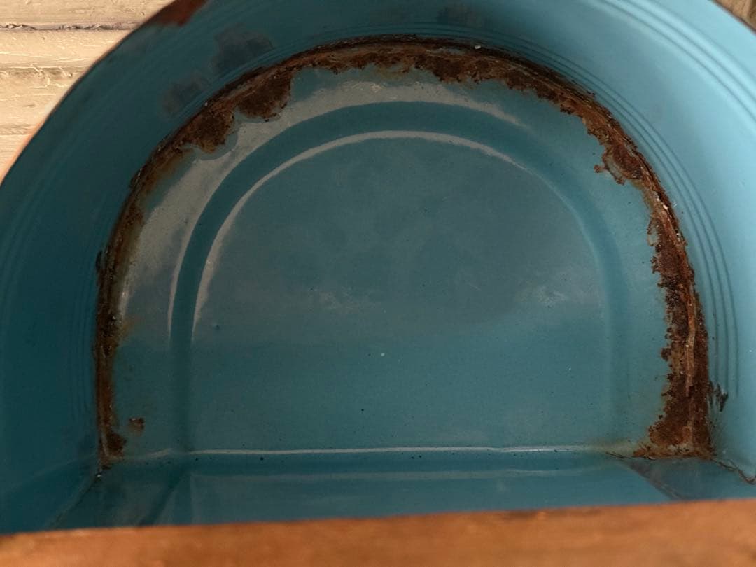 フランスアンティーク　ブルーのホーローのSEL缶