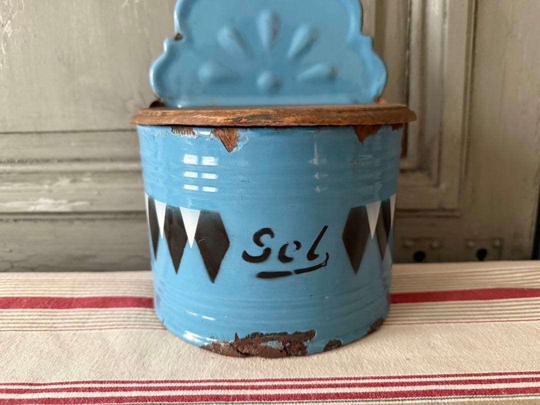 フランスアンティーク　ブルーのホーローのSEL缶