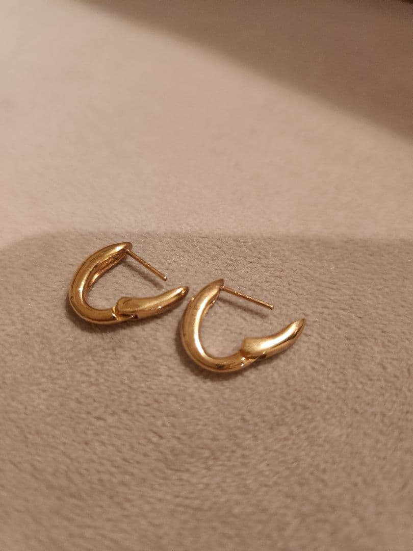 ete エテ チャンキーハグピアス ゴールド両耳シンプルゴールドピアス