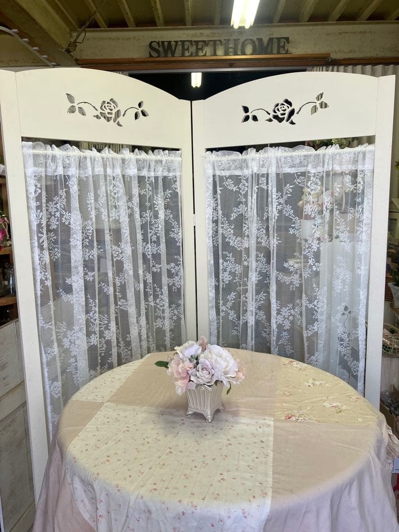 ホワイト木製パーテーション 2連 花模様レース付き