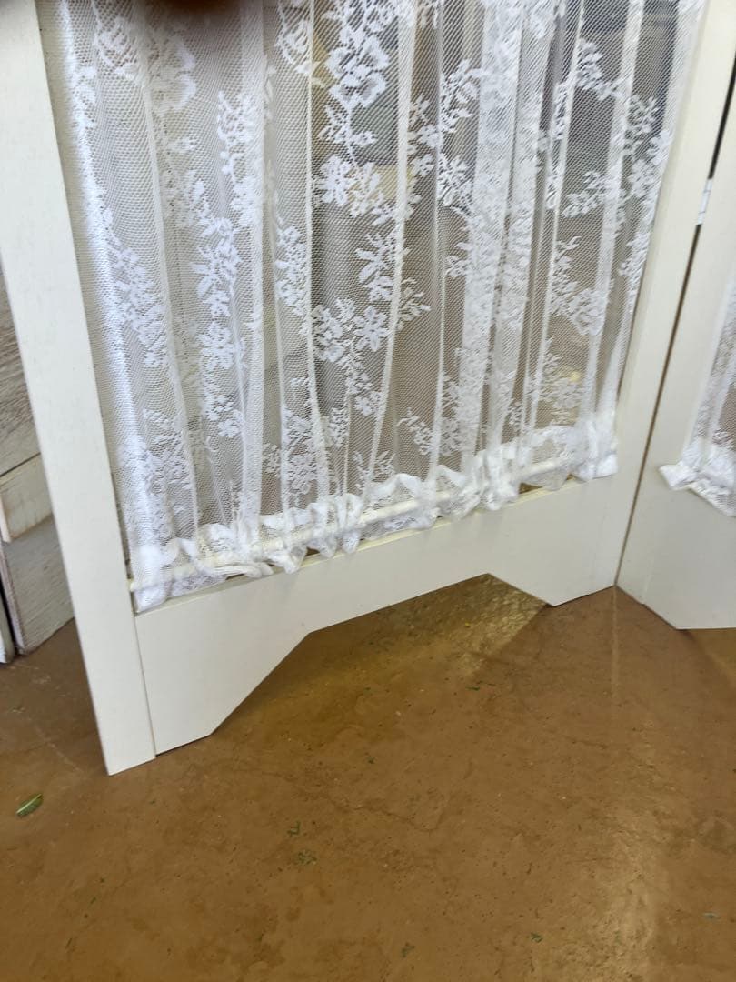 ホワイト木製パーテーション 2連 花模様レース付き