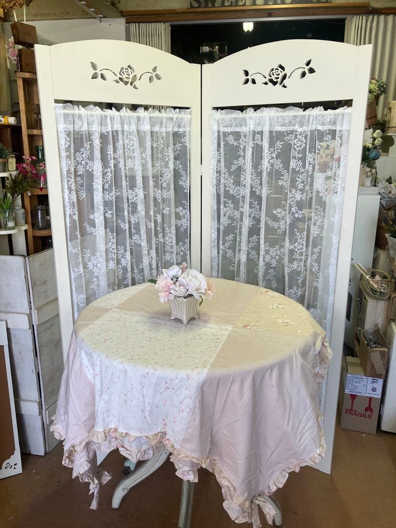 ホワイト木製パーテーション 2連 花模様レース付き