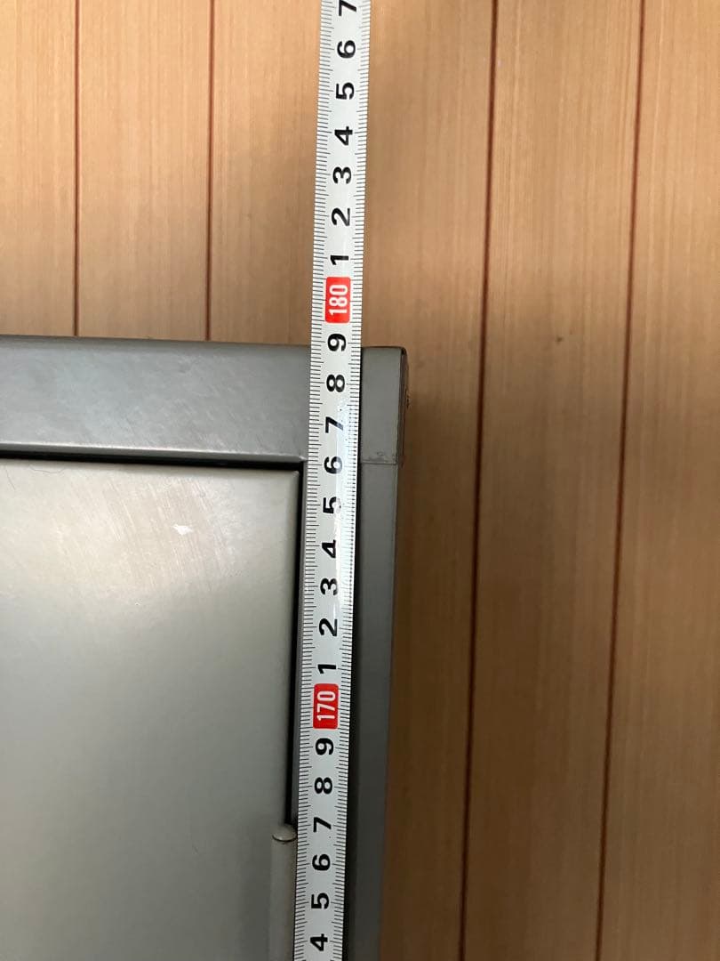 鍵付きグレーキャビネット