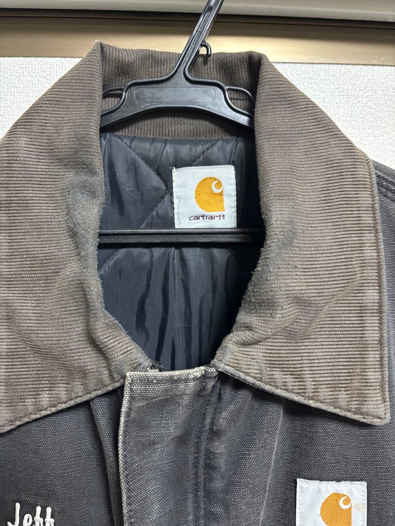 年末セールCarhartt ダークグレー デトロイトジャケット Jeff刺繍付き