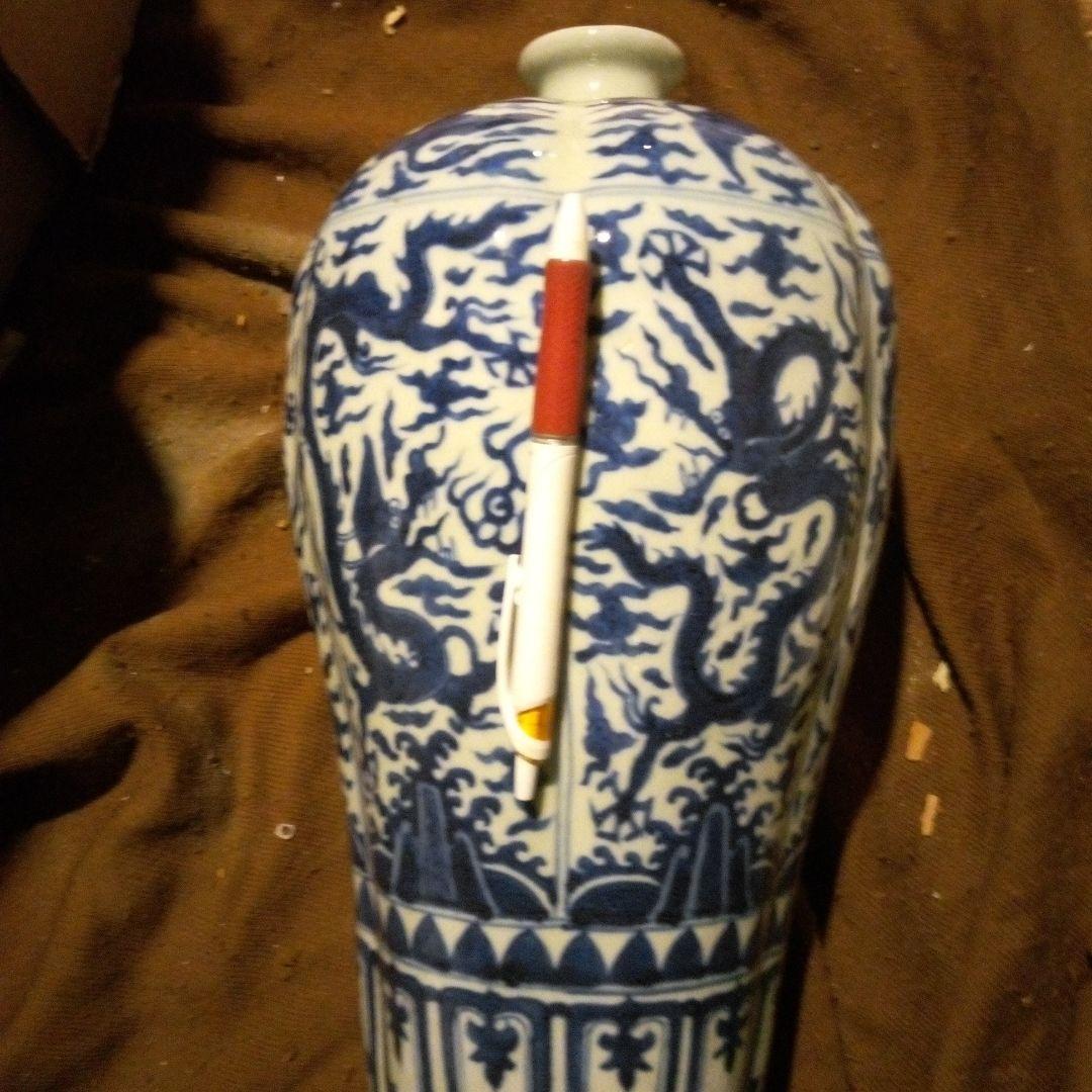 中国陶磁器　明　青白いドラゴン模様の陶器花瓶