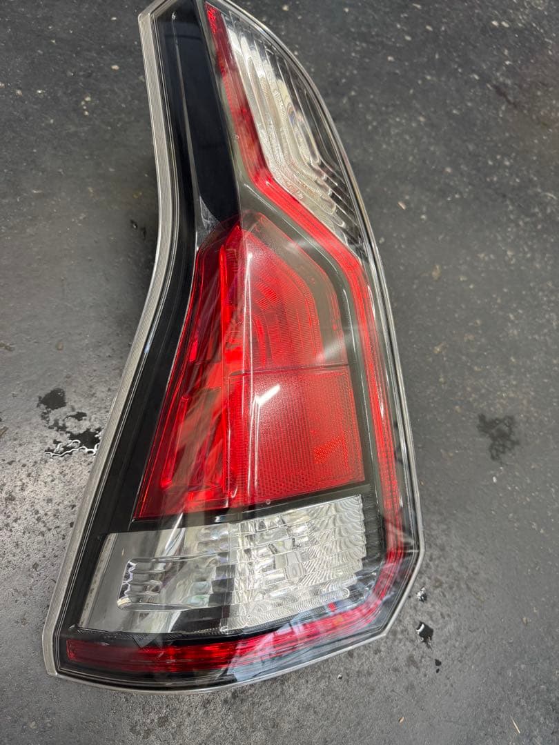 日産セレナC27 左テールランプ