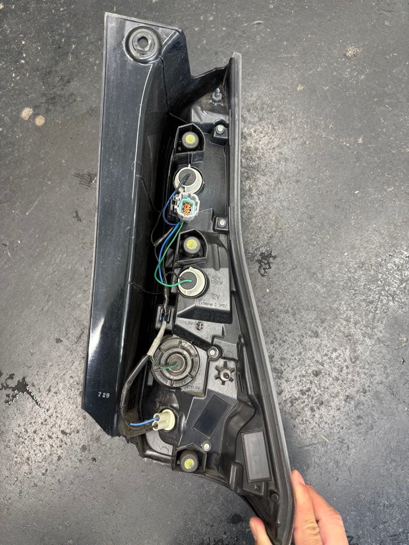 日産セレナC27 左テールランプ