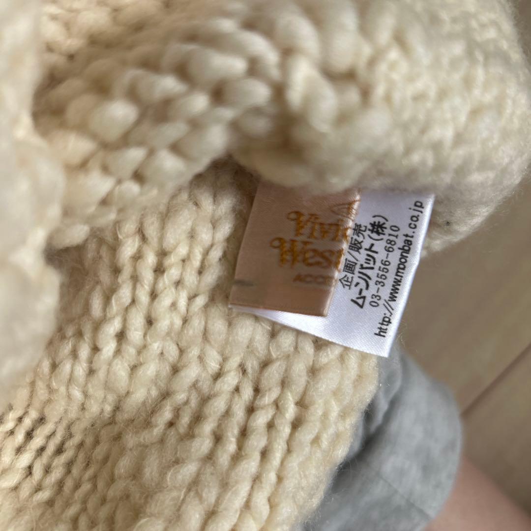 ヴィヴィアン　ポンポン付きクリーム色ニット帽
