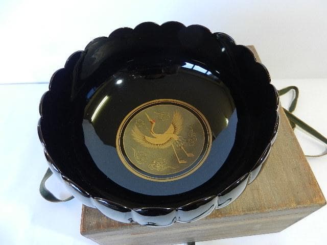 老舗漆器店「象彦」の黒鶴金蒔絵　菊形菓子鉢（幅１９．５㌢、高９．５㌢）