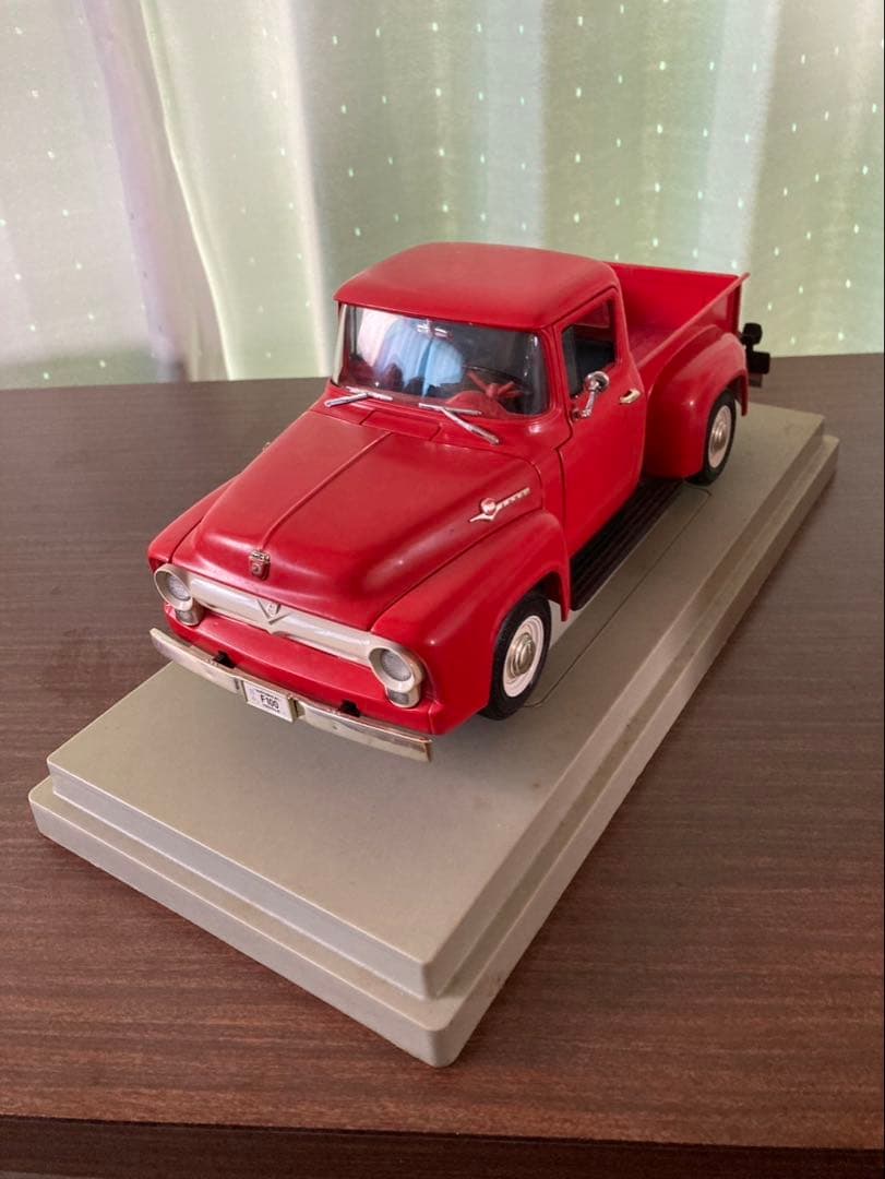 アーテル 1/18 スケール 1956 Ford F-100 赤
