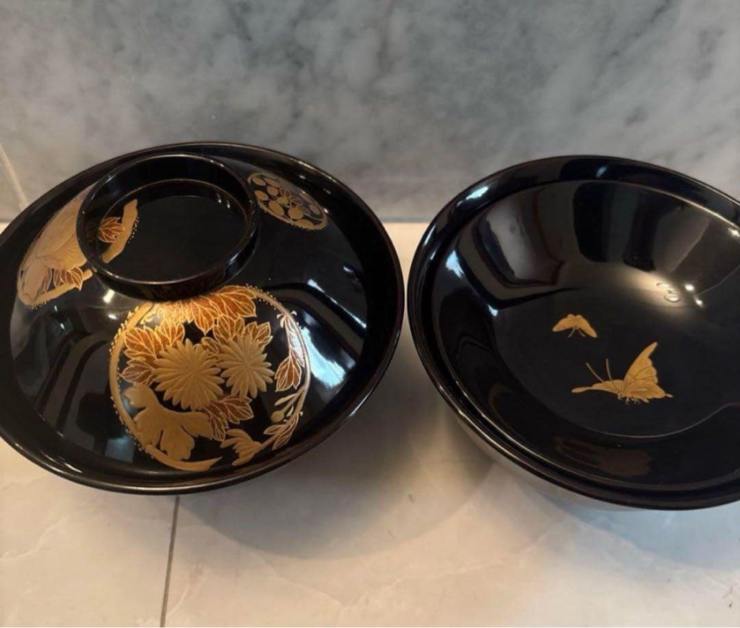 芸術的な蝶々とふんだんに使われた金彩が美しい豪華絢爛な木製輪島漆塗りお椀2客