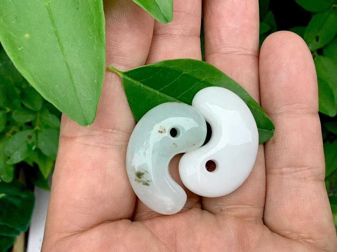 ✳今年2個目のトロトロ勾玉‼️ 酸化鉄入り糸魚川翡翠　抜群全面透過　鑑別書取得品‼️