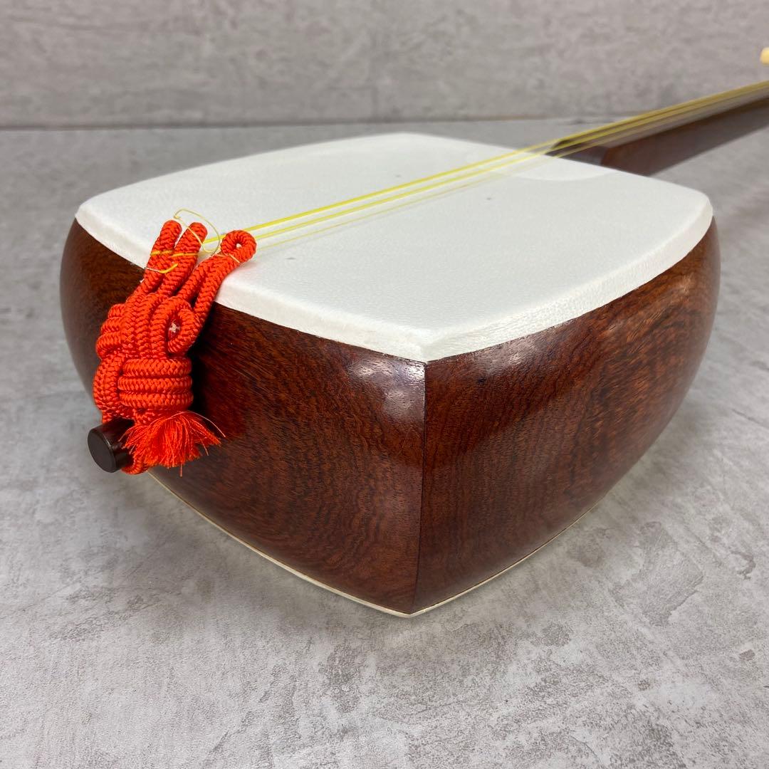 中棹地唄三味線　子持ち綾杉胴　棹紅木　沈みトチ　2枚溝金細　K刻印　総桐ケース