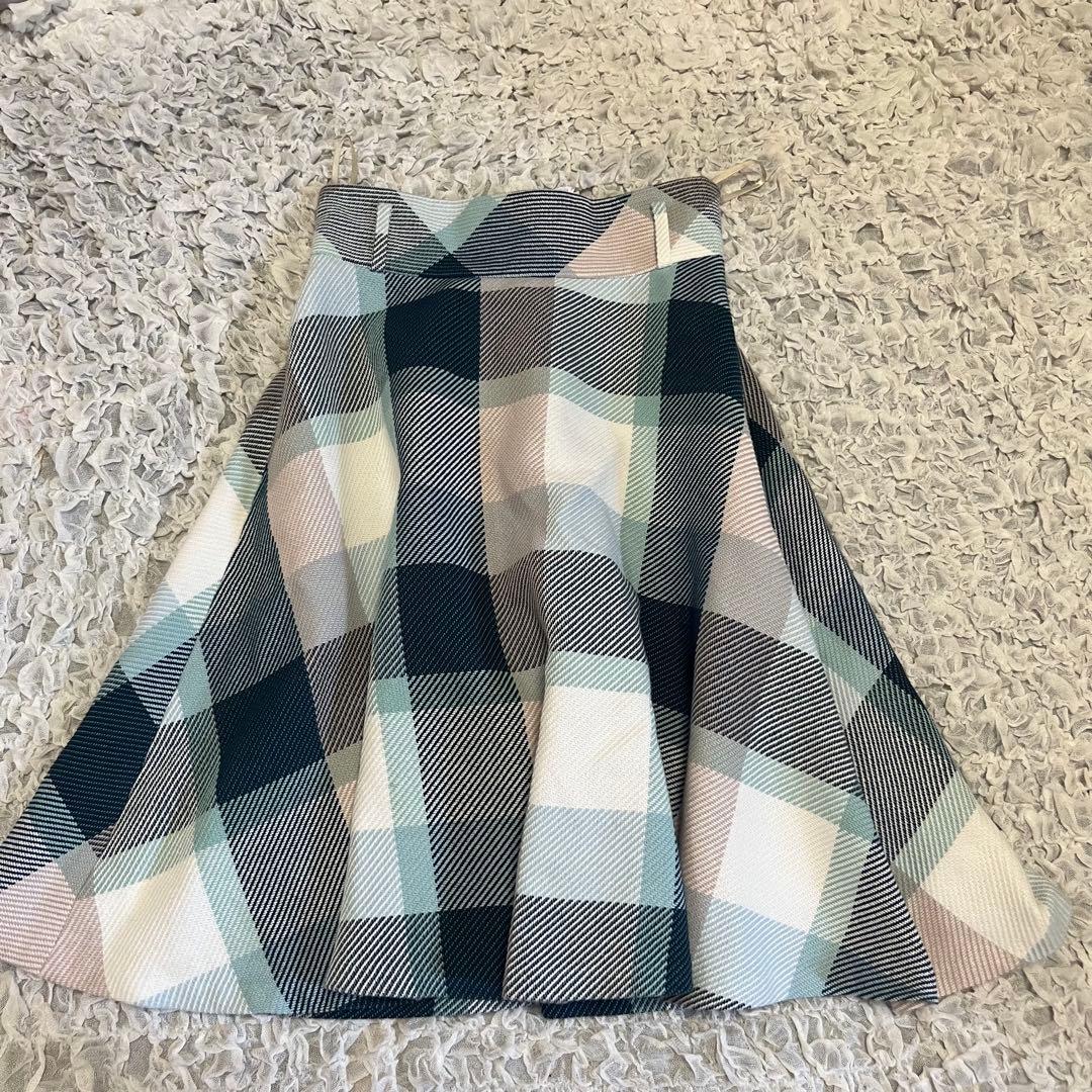 美品【ブルーレーベルクレストブリッジ】フレアスカート 総柄 チェック 白 青