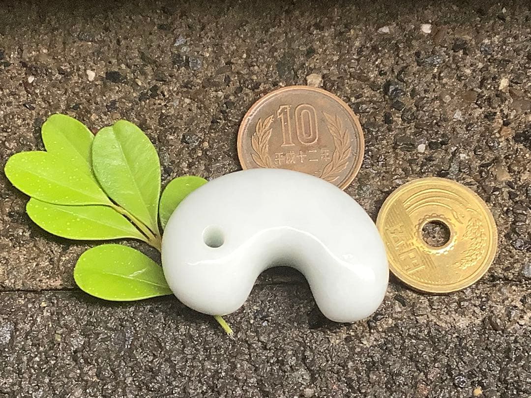 ⭕️日本一安価お値段に自信あり白糸魚川翡翠勾玉*ジェダイト　外部鑑定機関鑑別書‼️