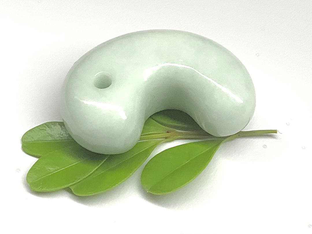 ⭕️日本一安価お値段に自信あり白糸魚川翡翠勾玉*ジェダイト　外部鑑定機関鑑別書‼️