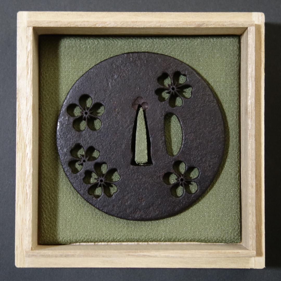 【 梅桜花小透鍔 】 鍔 鐔 鉄地 透鍔 刀装具 武具 骨董 江戸時代