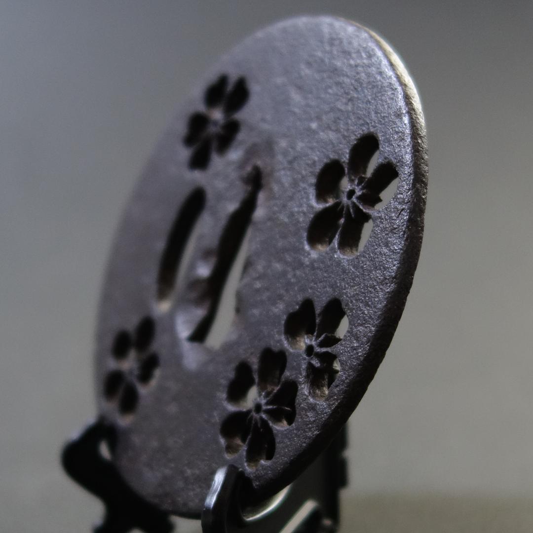 【 梅桜花小透鍔 】 鍔 鐔 鉄地 透鍔 刀装具 武具 骨董 江戸時代