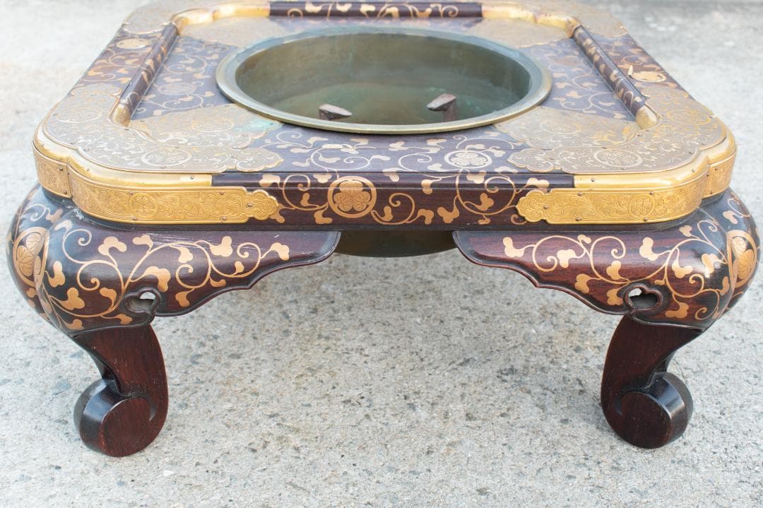 【中古】M▽大名火鉢 唐木 三葉葵 蒔絵 葵文 編笠無し 紫檀枠火鉢 (A02)