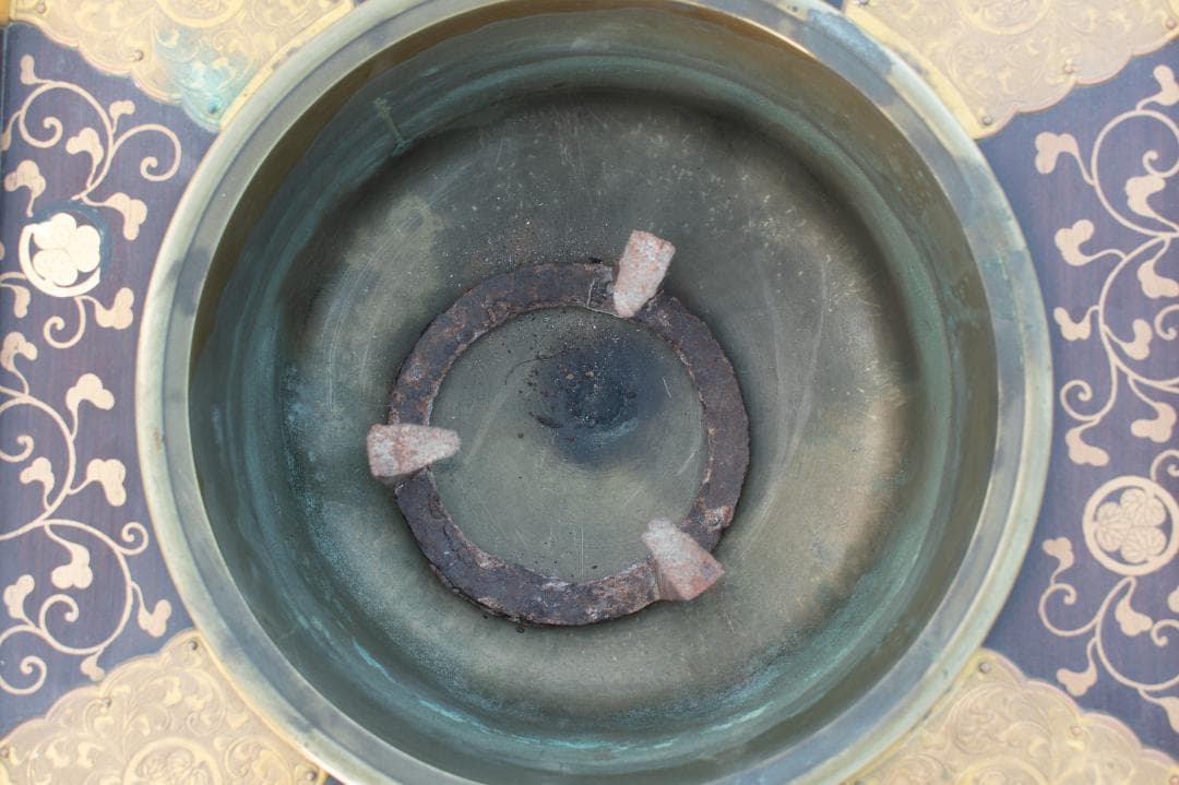 【中古】M▽大名火鉢 唐木 三葉葵 蒔絵 葵文 編笠無し 紫檀枠火鉢 (A02)