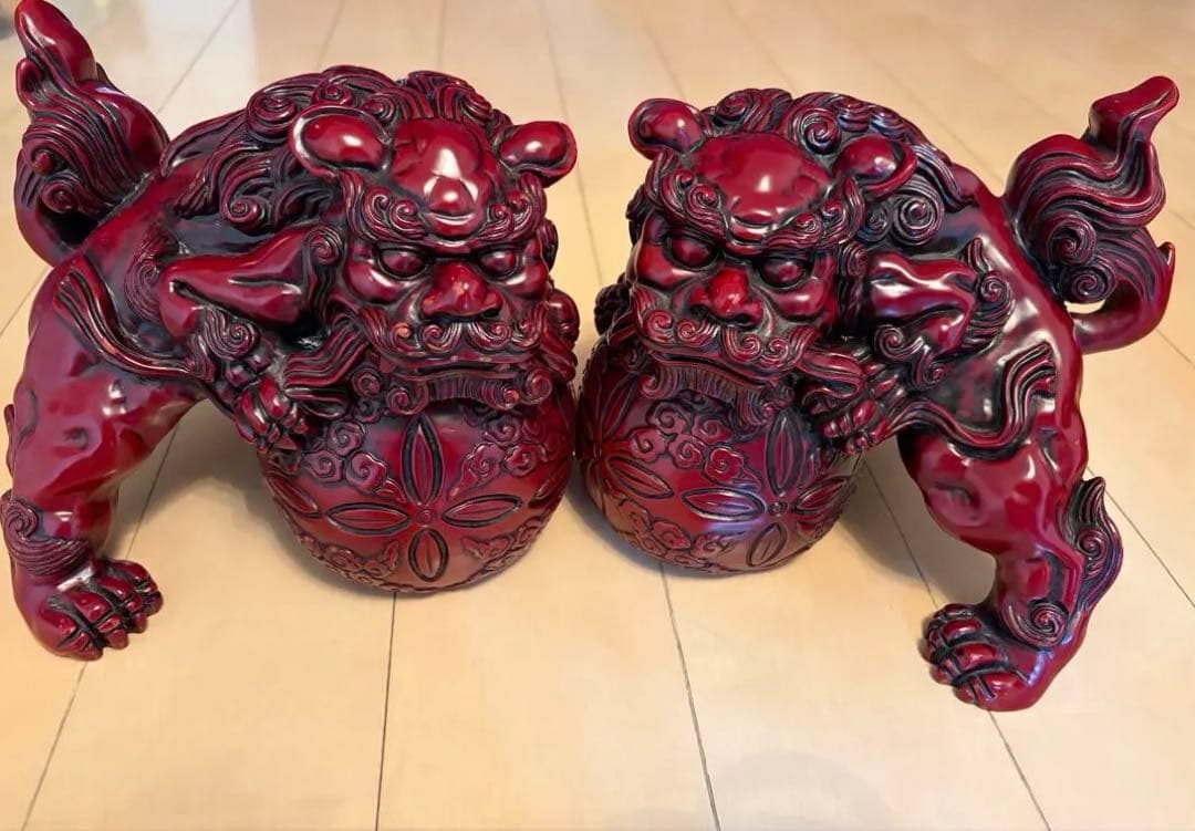 赤い獅子像 置物 陶器製　縁起が良い　幸運