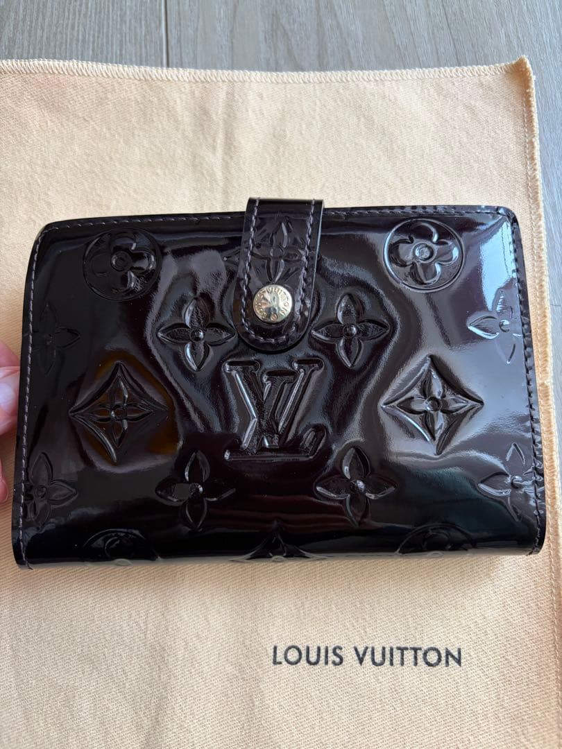 ルイ・ヴィトン ヴェルニ ポルトフォイユ ヴィエノワ アマラント