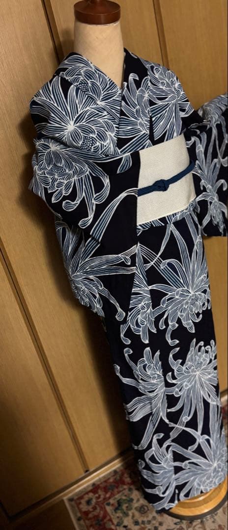 注染浴衣　本藍染　筒がき？　 ダイナミックな乱菊文様　雰囲気のある浴衣です。