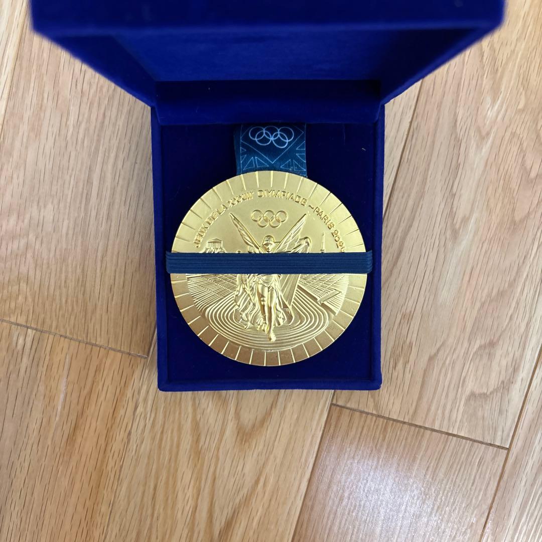 パリ　オリンピックの金メダル レプリカ 材質: 亜鉛合金　専用ケース付き