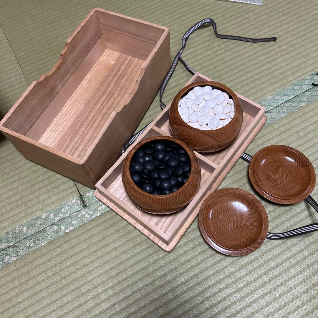 岡村碁盤店本榧囲碁盤と雪印本蛤黒那智碁石セット