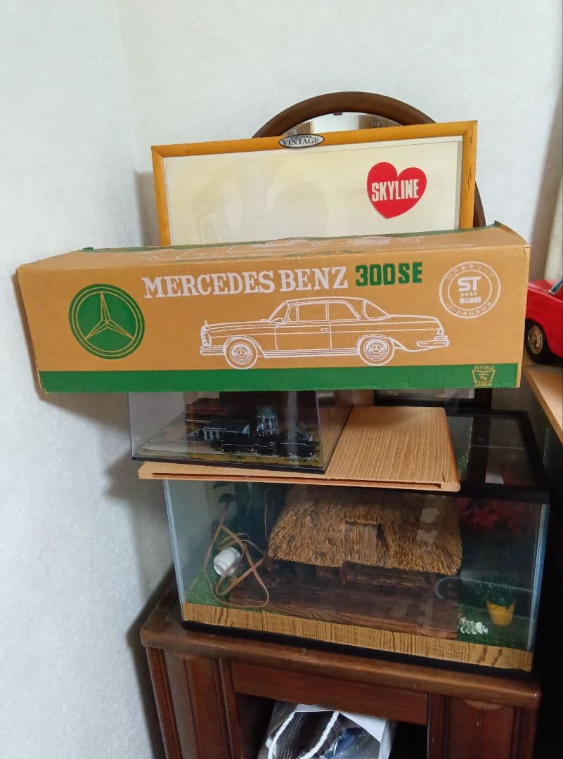 Mercedes-Benz 300SE レッド 1/18
