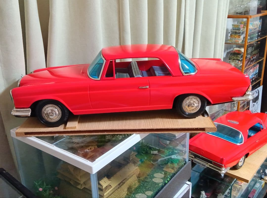 Mercedes-Benz 300SE レッド 1/18