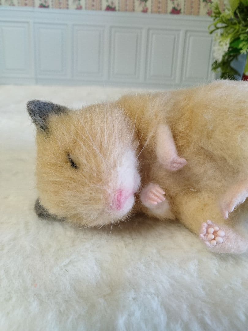 羊毛フェルト　すやすや眠るキンクマ