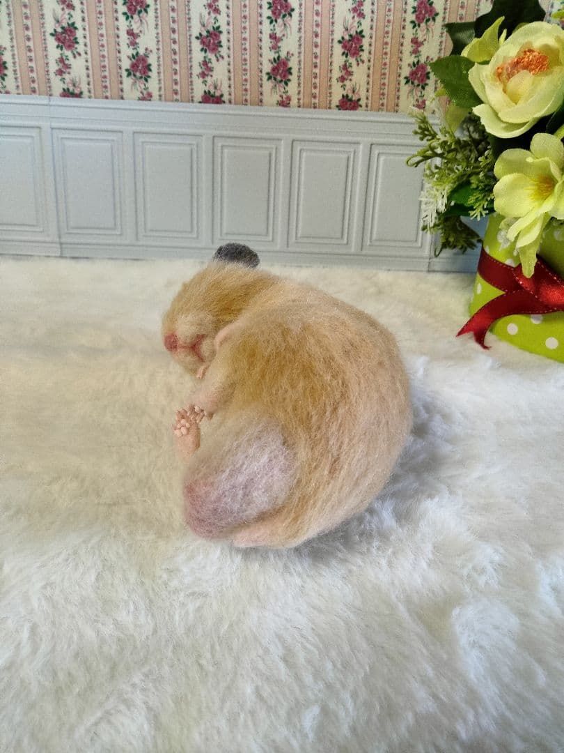 羊毛フェルト　すやすや眠るキンクマ