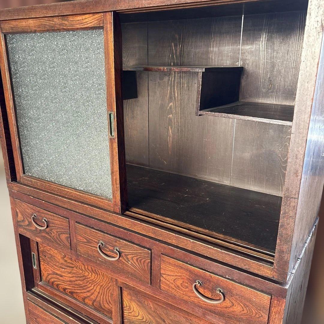 伝統的な日本の木製箪笥　昭和ガラス