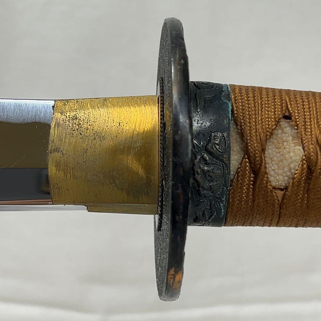 【模造刀】太刀 鉄鍔 風景 魚子地 図 全長99.0センチ 日本刀 白地 金梨地