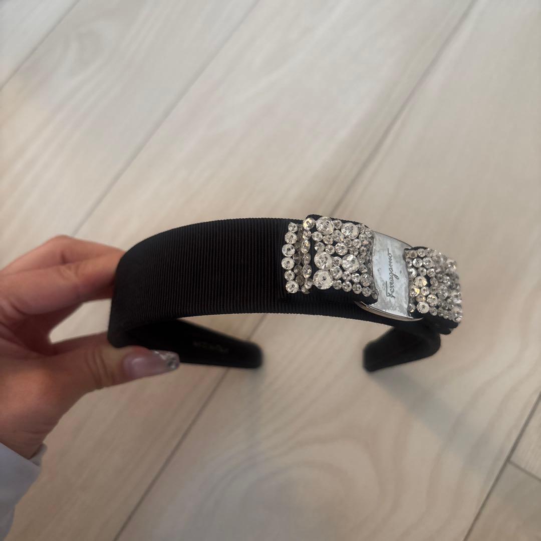 正規品　 フェラガモストーン付き黒カチューシャ お値下げ可能