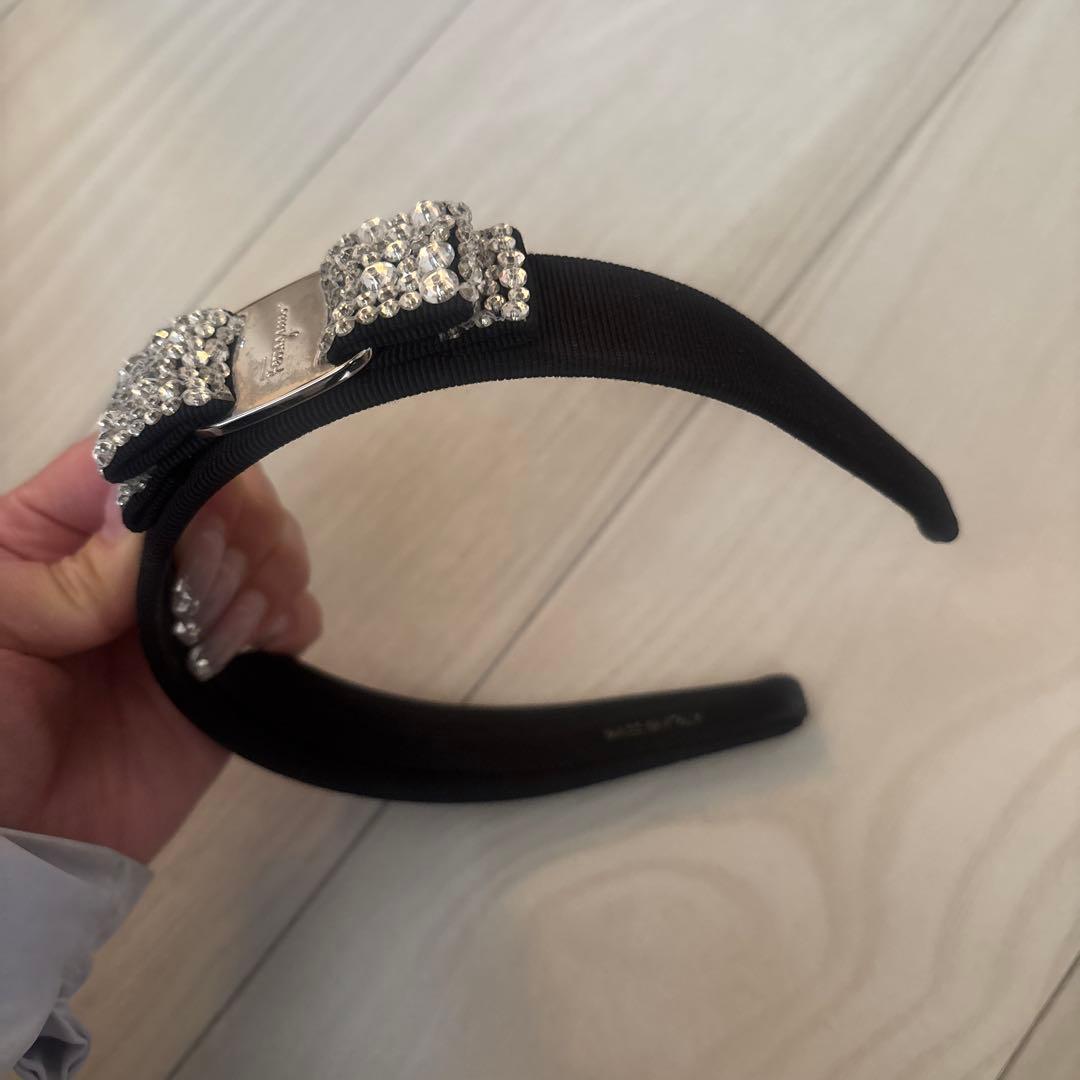 正規品　 フェラガモストーン付き黒カチューシャ お値下げ可能