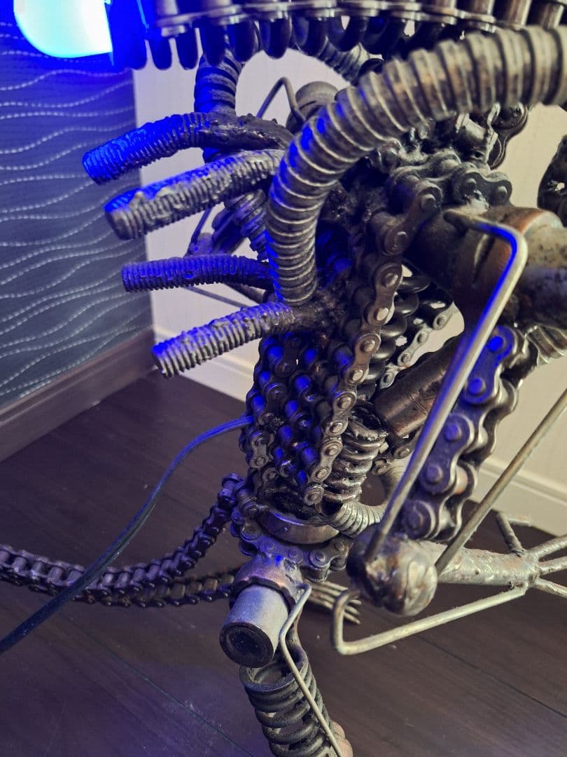 メタル 廃材アート エイリアン LED 上半身可動　高さ46cm