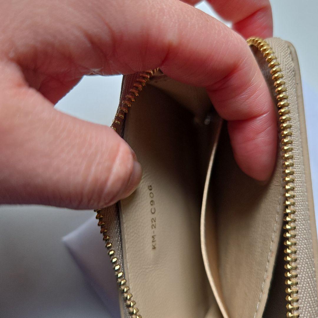 フェラガモ　ケース　ベージュ