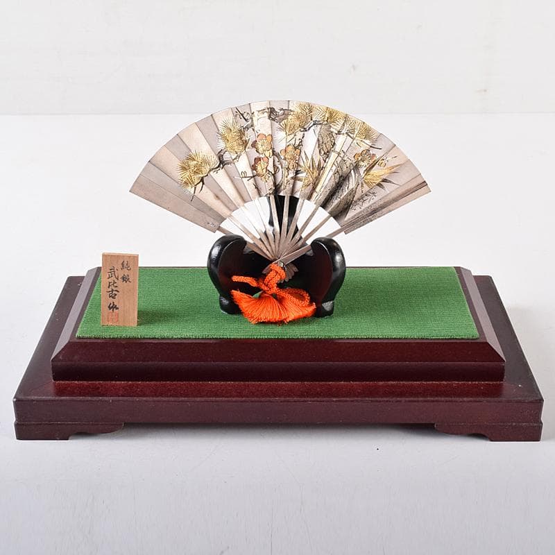 関武比古作　純銀製　松刻　扇子　置物　約28g　ガラスケース付　C　R8761B