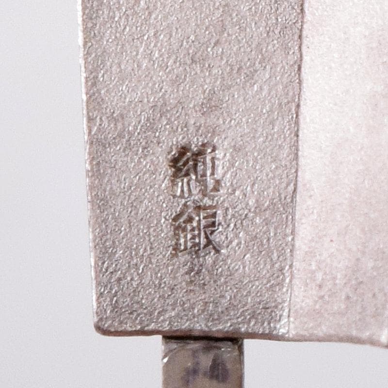 関武比古作　純銀製　松刻　扇子　置物　約28g　ガラスケース付　C　R8761B