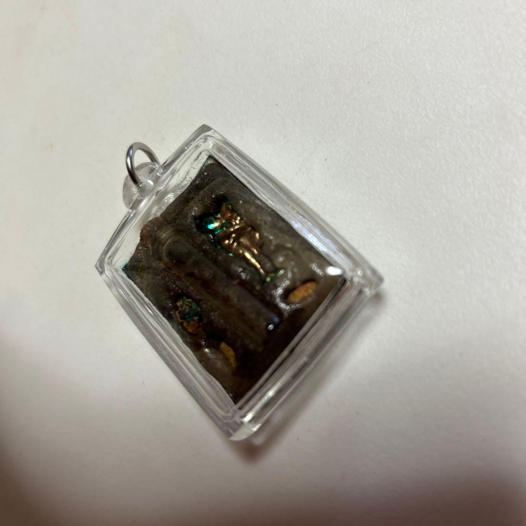 タイ　お守り　プラクルアン