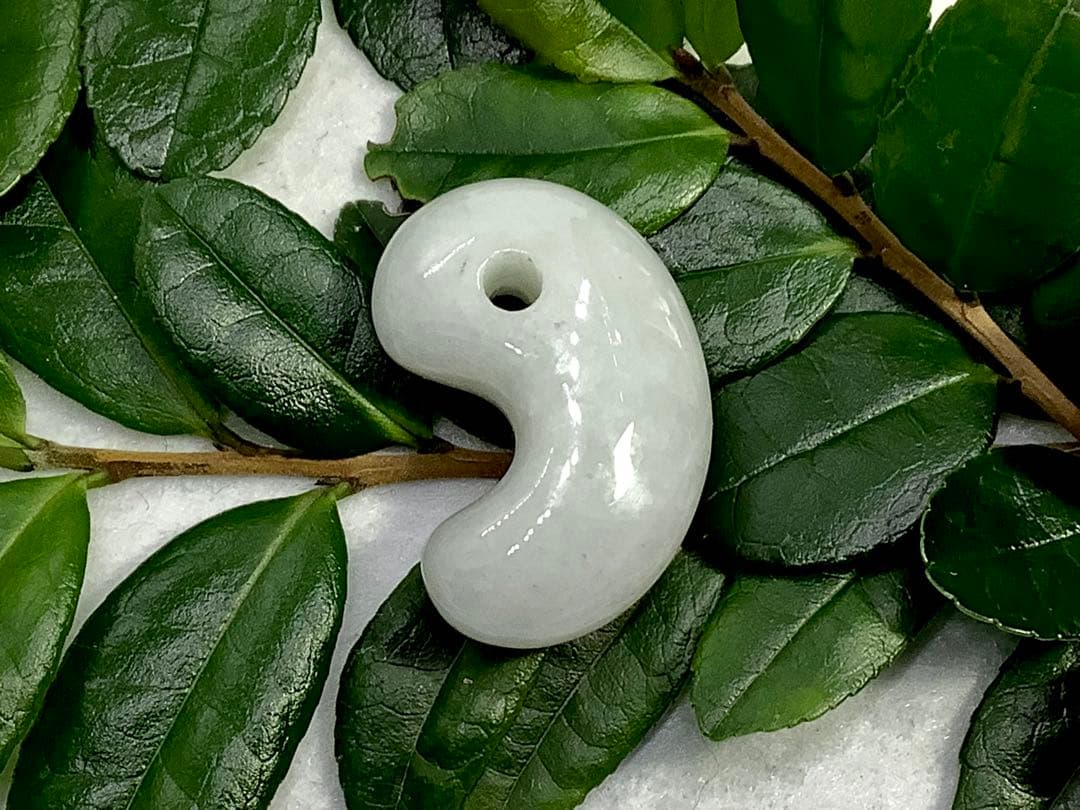 ⭕️お値段ご遠慮無く‼️　糸魚川翡翠勾玉の白翡翠お探しの方　卸しお値段にて　お早目に