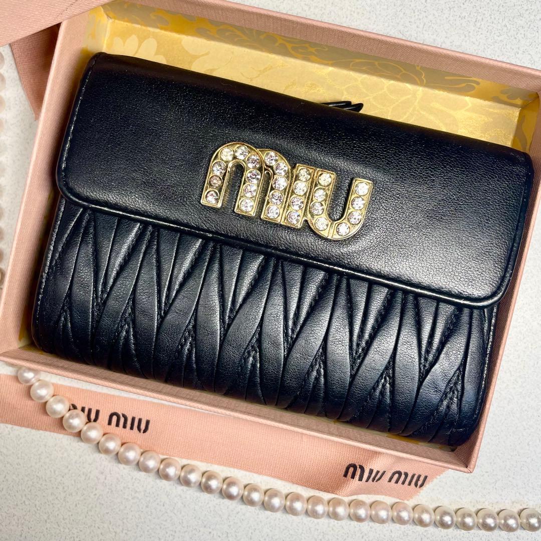 A*3様 美品✨MIU MIU 三つ折り財布 マテラッセ ゴールドロゴ ビジュー