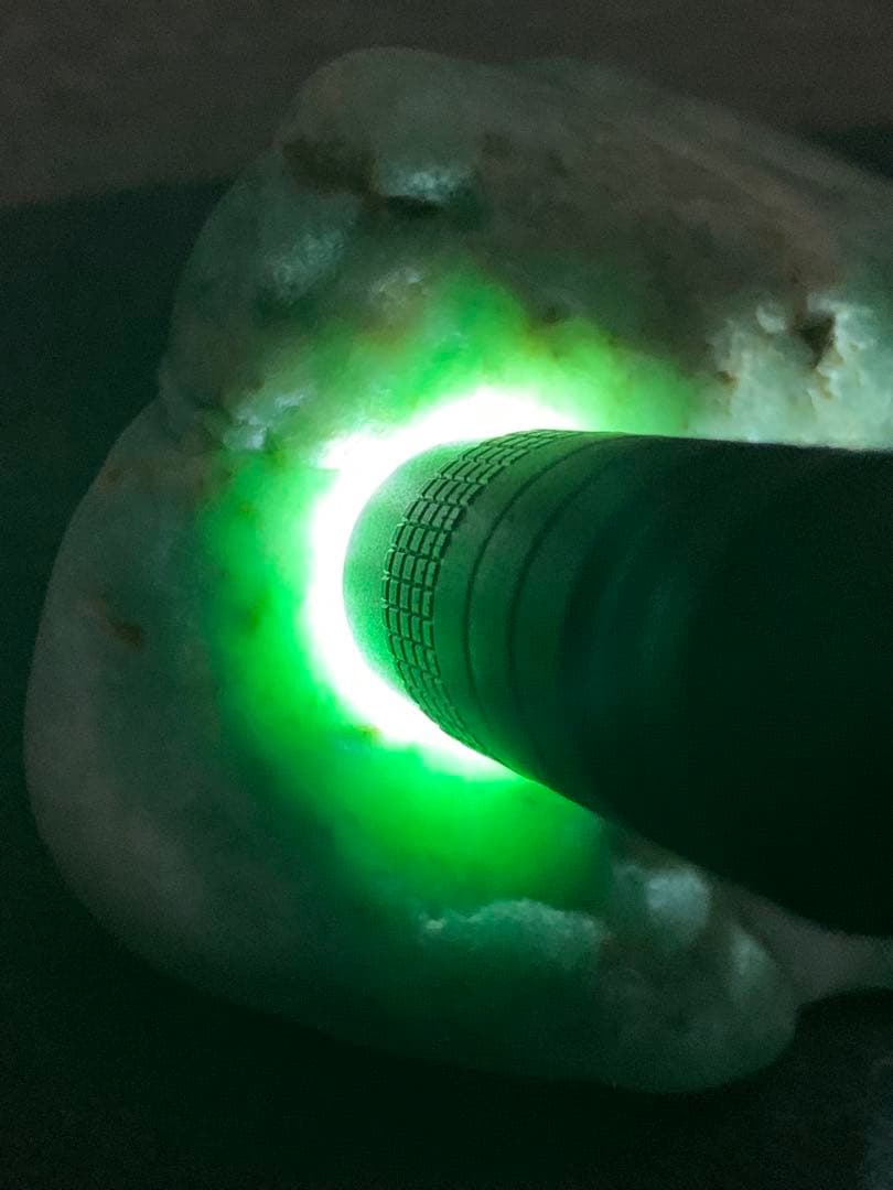 金山谷　極上ろうかん糸魚川翡翠　原石　糸魚川ひすい　コン沢　国産鉱物　水石　根付