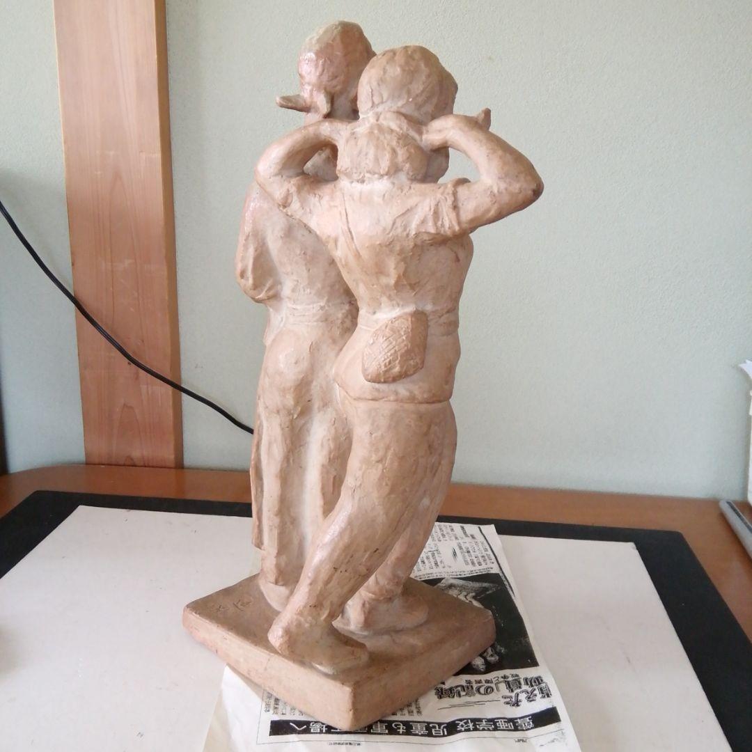 空襲に散った2生徒の像(安らぎの像)。