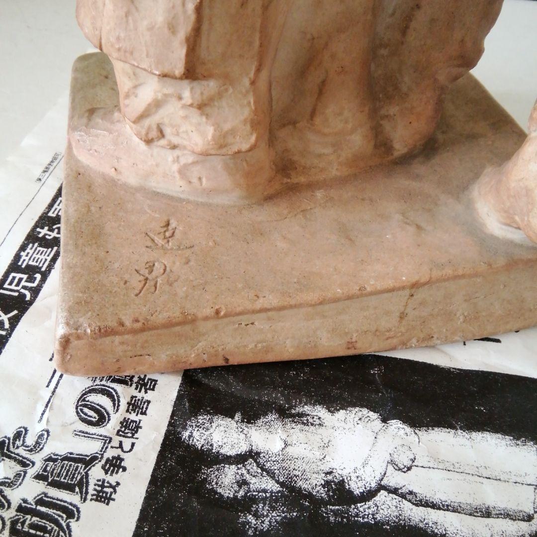 空襲に散った2生徒の像(安らぎの像)。