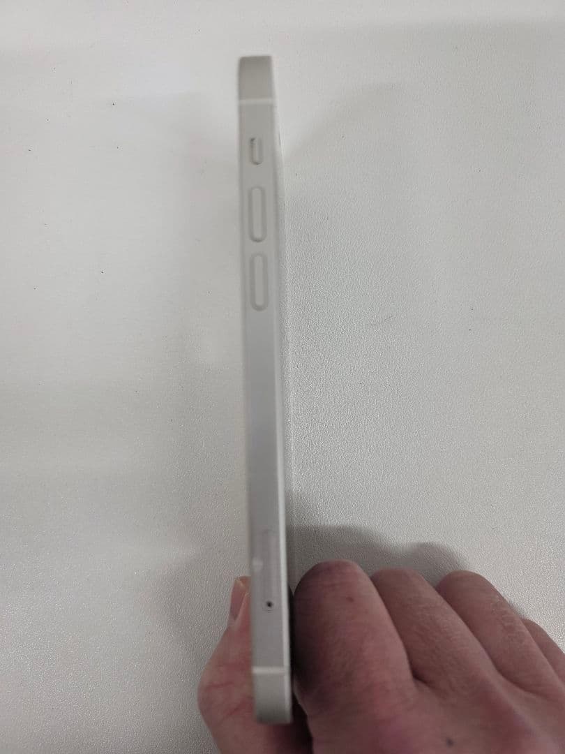 Apple iPhone 12 ホワイト IMEI353048115942304