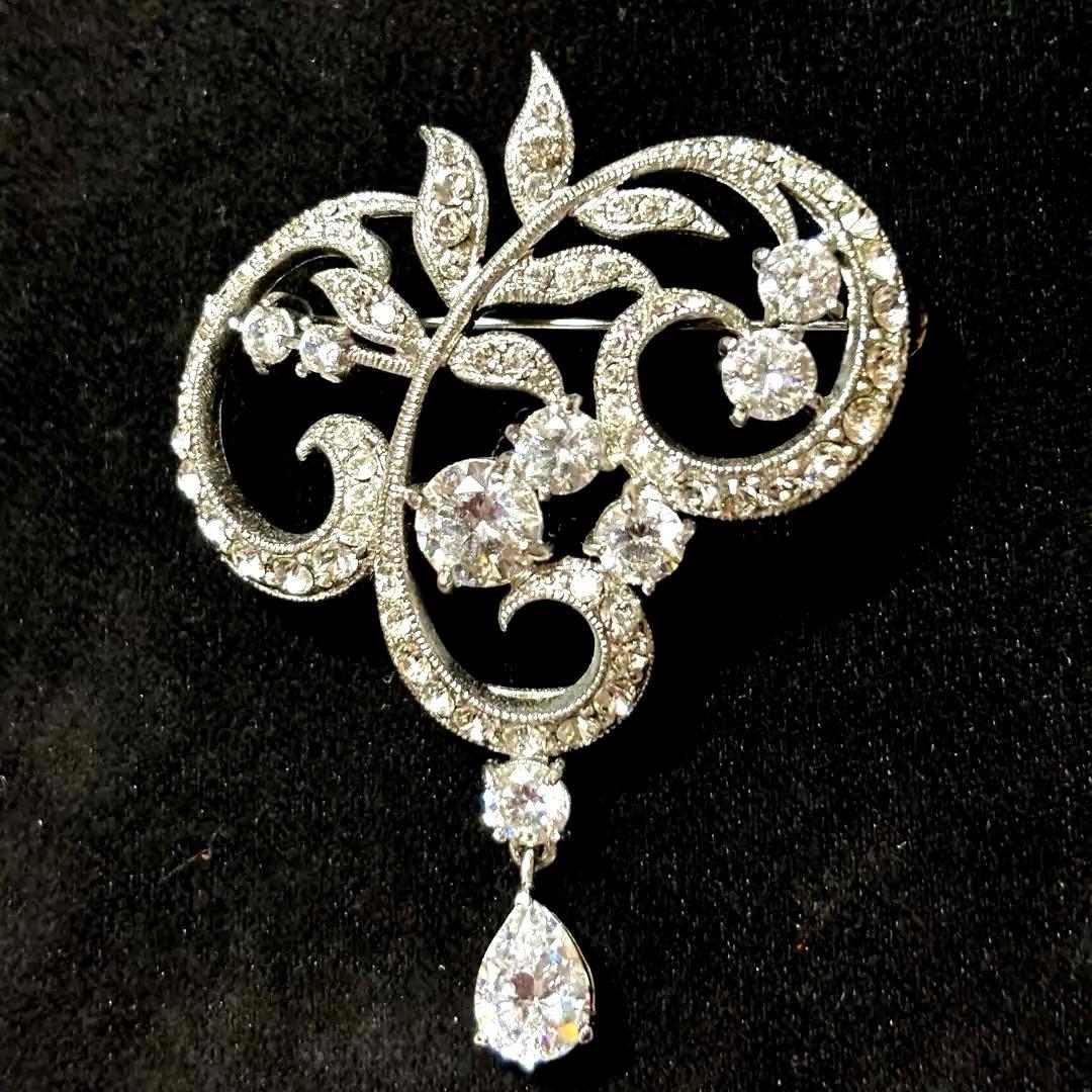 入学式に♪ FOXEY エレガントで美しい 葉に零れたしずく輝くブローチ