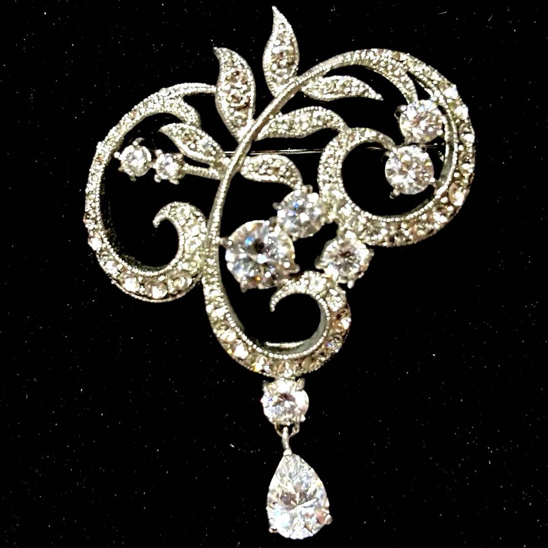 入学式に♪ FOXEY エレガントで美しい 葉に零れたしずく輝くブローチ